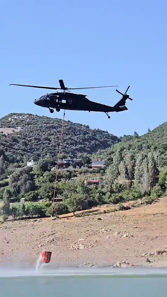 orman-yangininda-yurekleri-isitan-selamlasma-skorsky-helikopterini-gorunce-elini-kaldirdi-yenicag-3.jpg