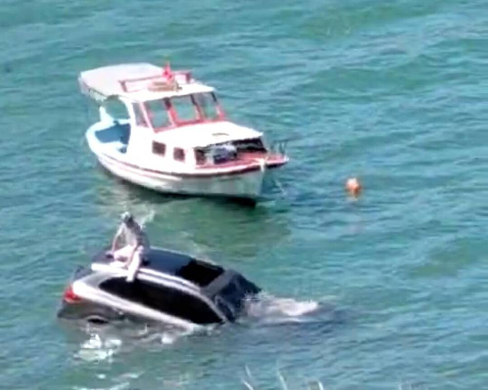 Otomobille denize uçtu! Canını zor kurtardı