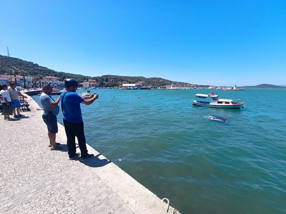 Otomobille denize uçtu! Canını zor kurtardı