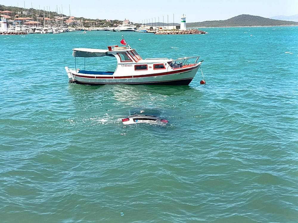 Otomobille denize uçtu! Canını zor kurtardı