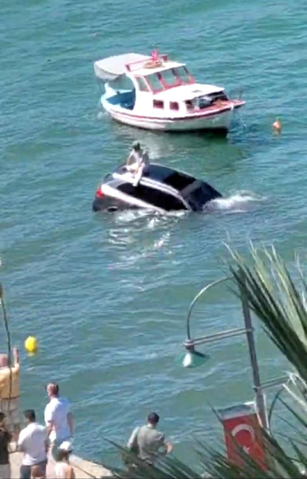 Otomobille denize uçtu! Canını zor kurtardı
