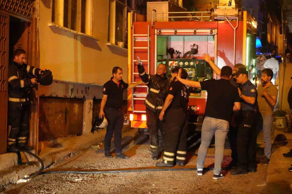 3 katlı binada korkutan yangın