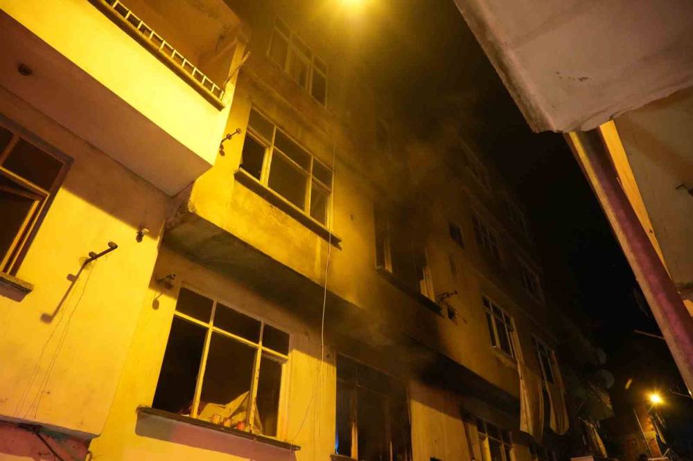 3 katlı binada korkutan yangın