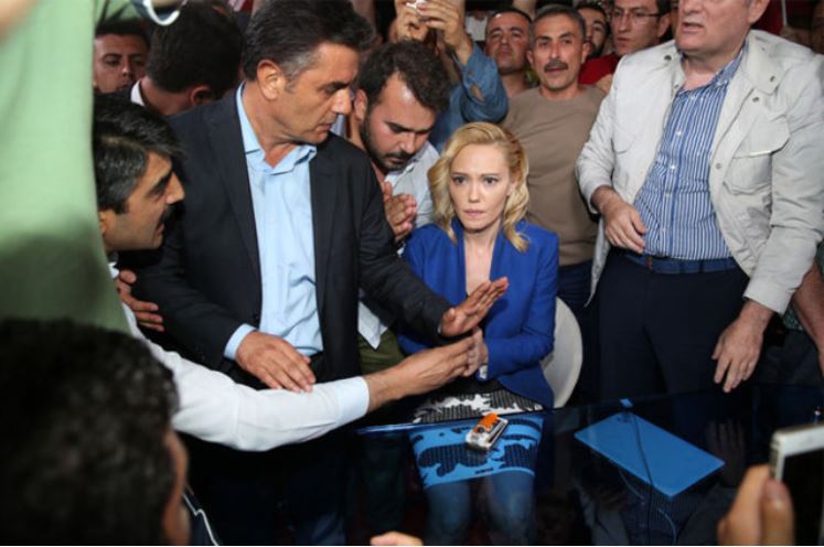 15-temmuz-darbe-gecesinde-silah-zoruyla-bildiri-okuyan-tijen-karasin-yeni-meslegi-sasirtti-yenicag-8.jpg