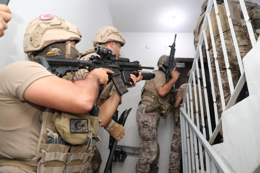 Mersin’de fuhuş operasyonu: 22 gözaltı