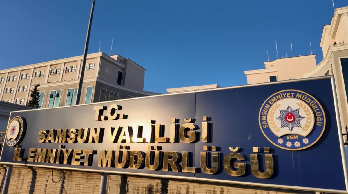 gazi-polis-memuruna-yumruk-atip-tisortun-819717-242786.jpg