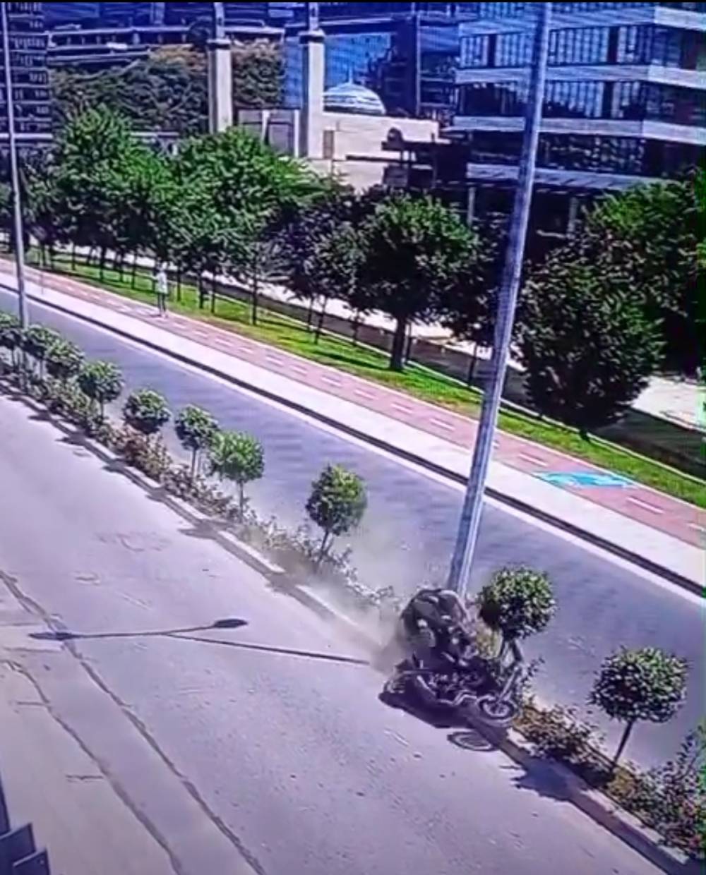 İstanbul'da gençlerin kahreden kazası: Tek teker gösterisi facia ile bitti!