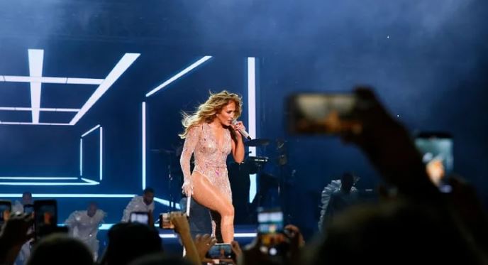 jennifer-lopez-turkiyeyi-sallayacak-sahne-sovlari-nefes-kesecek-yenicag-11.jpg