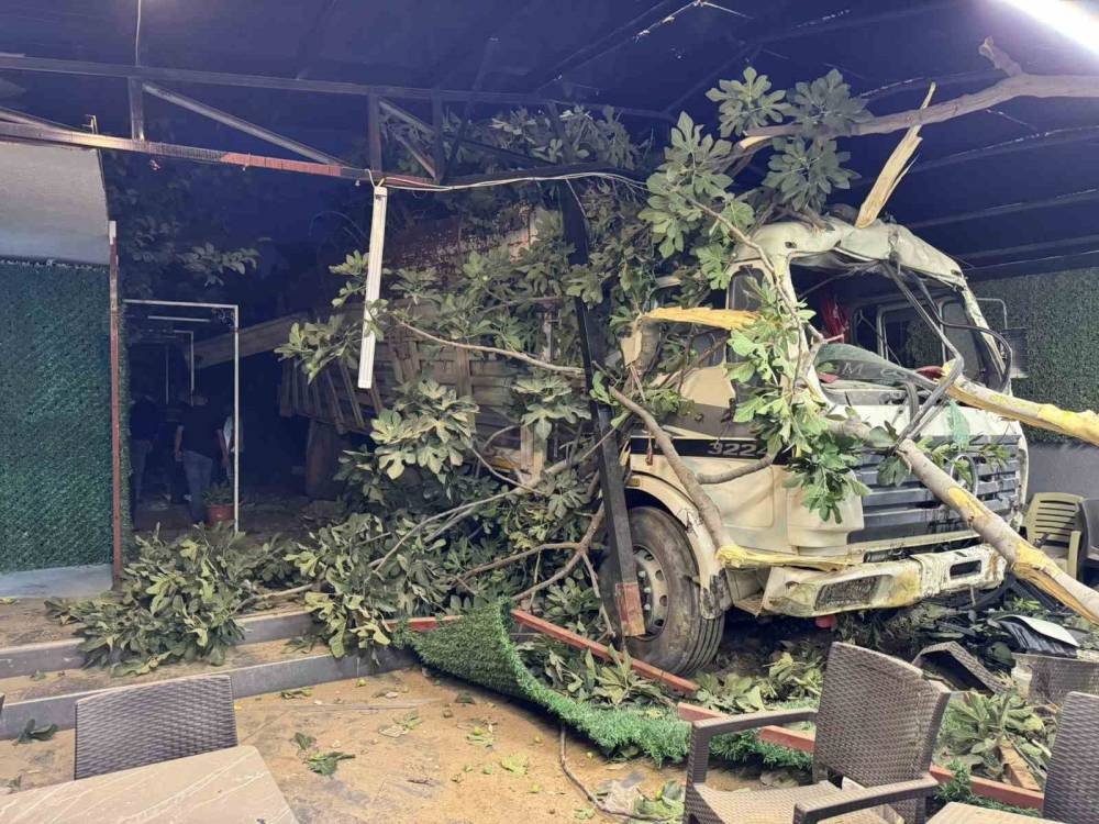 Kamyon restorana uçtu! Müşteri ve sürücü yaralı