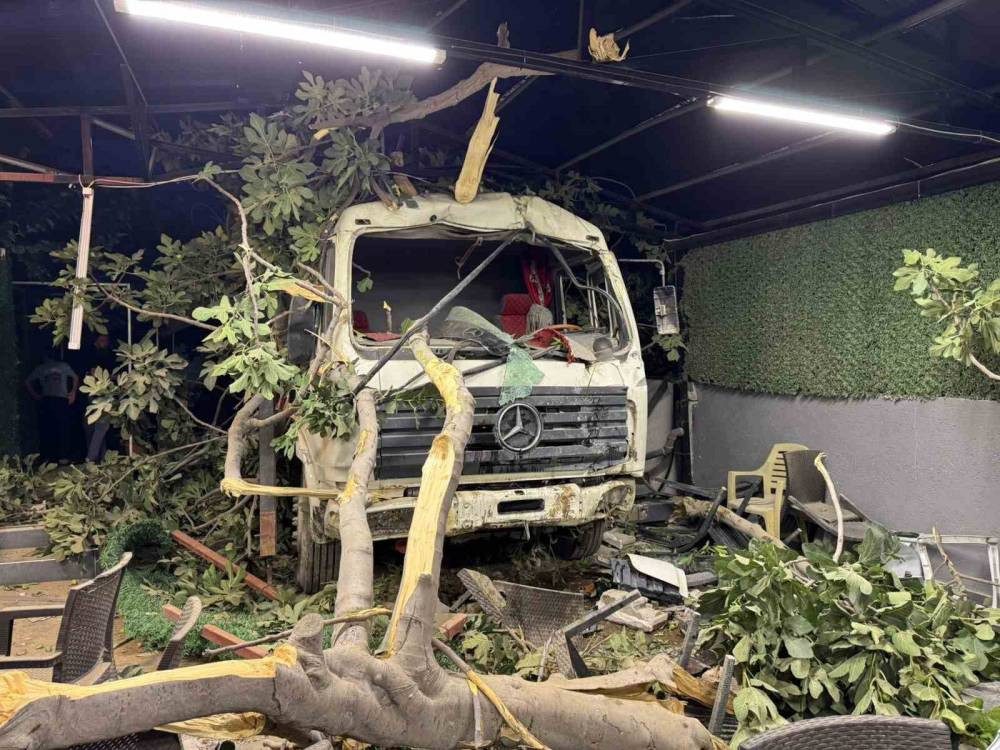 Kamyon restorana uçtu! Müşteri ve sürücü yaralı