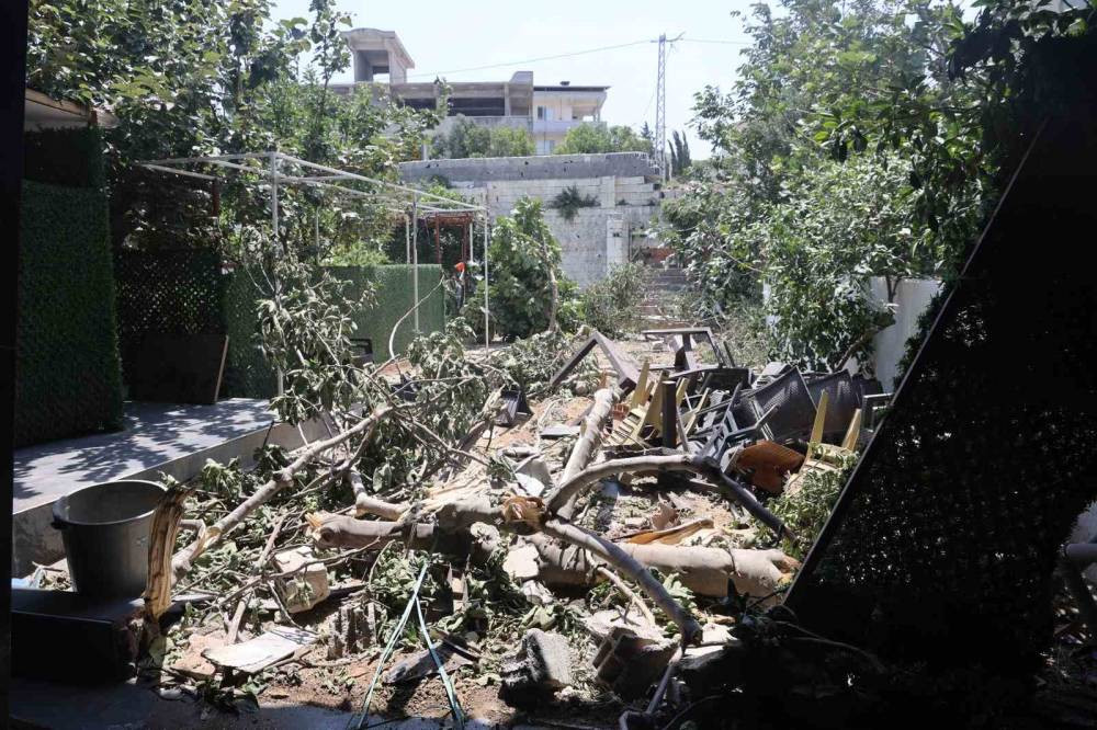 Kamyon restorana uçtu! Müşteri ve sürücü yaralı