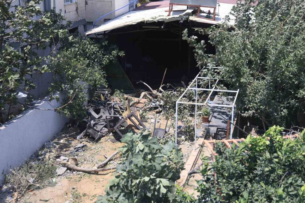 Kamyon restorana uçtu! Müşteri ve sürücü yaralı