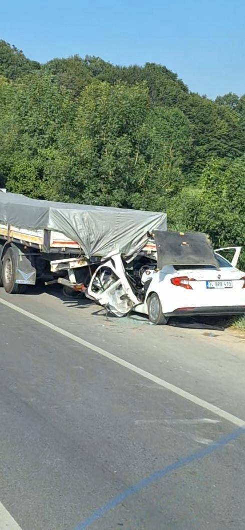 Sakarya’da kan donduran kaza! TIR'a ok gibi saplandı: Ölü ve yaralı var