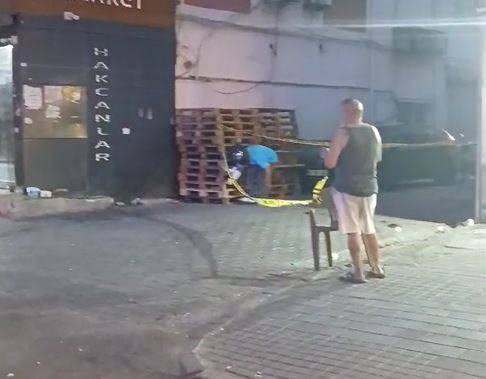 Sokakta darbedilip, göğsünden bıçaklandı