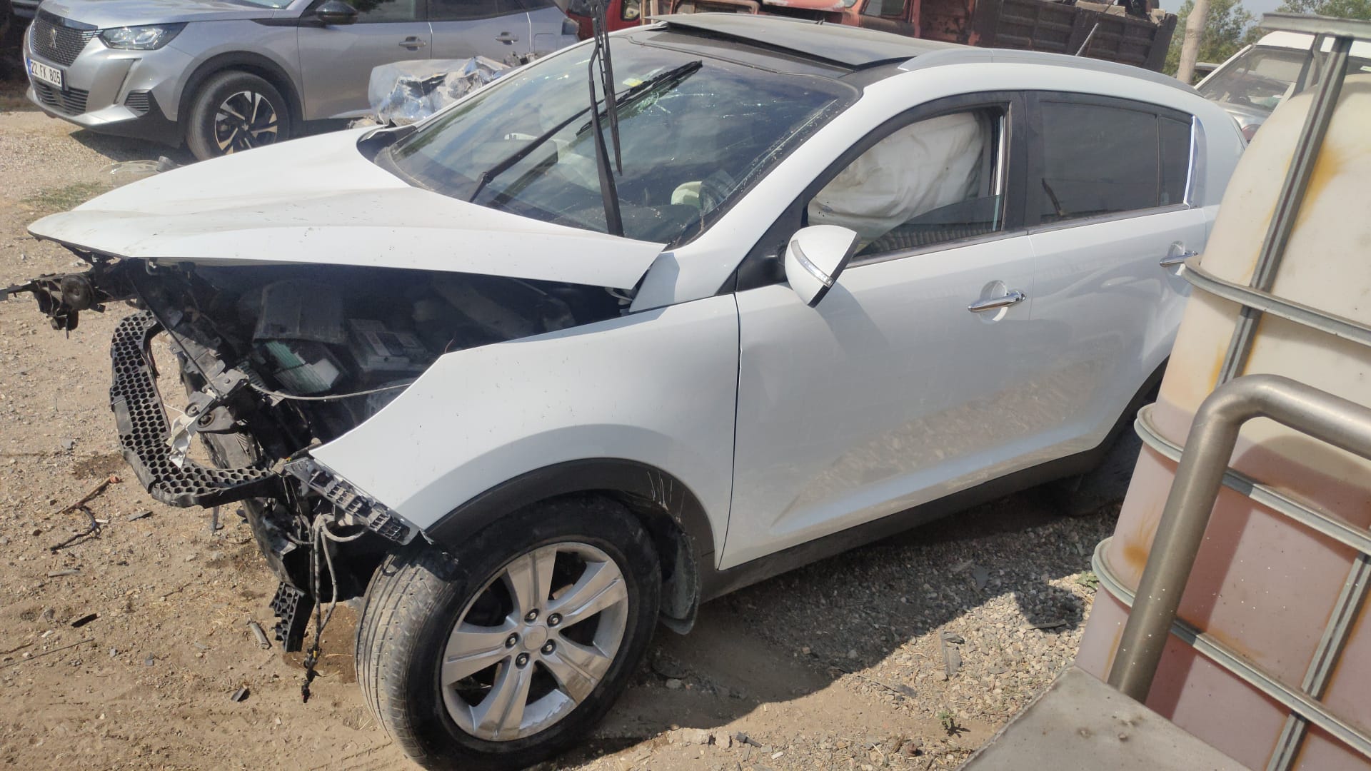 otomobil-araca-ve-duvara-carparak-takla-822906-243810.jpg