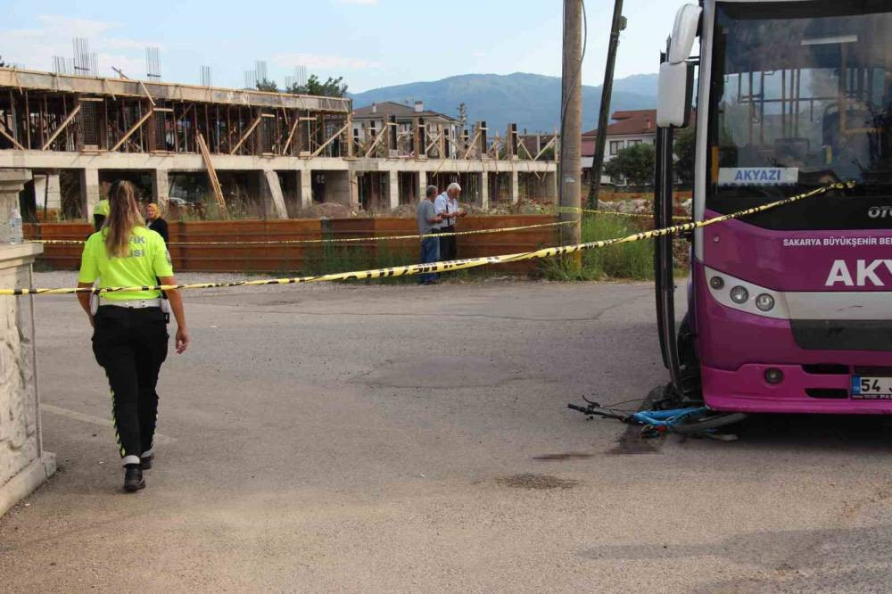Akyazı’da yürek burkan kaza! Çocuk otobüsün altında kaldı