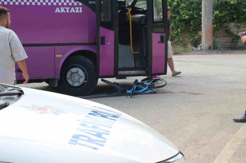 Akyazı’da yürek burkan kaza! Çocuk otobüsün altında kaldı
