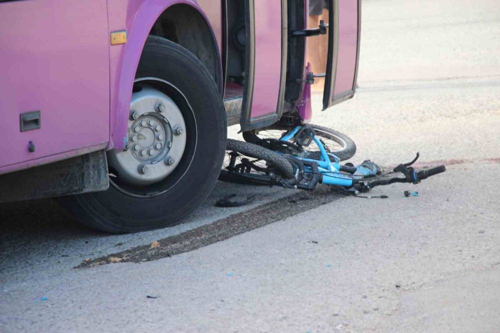 Akyazı’da yürek burkan kaza! Çocuk otobüsün altında kaldı