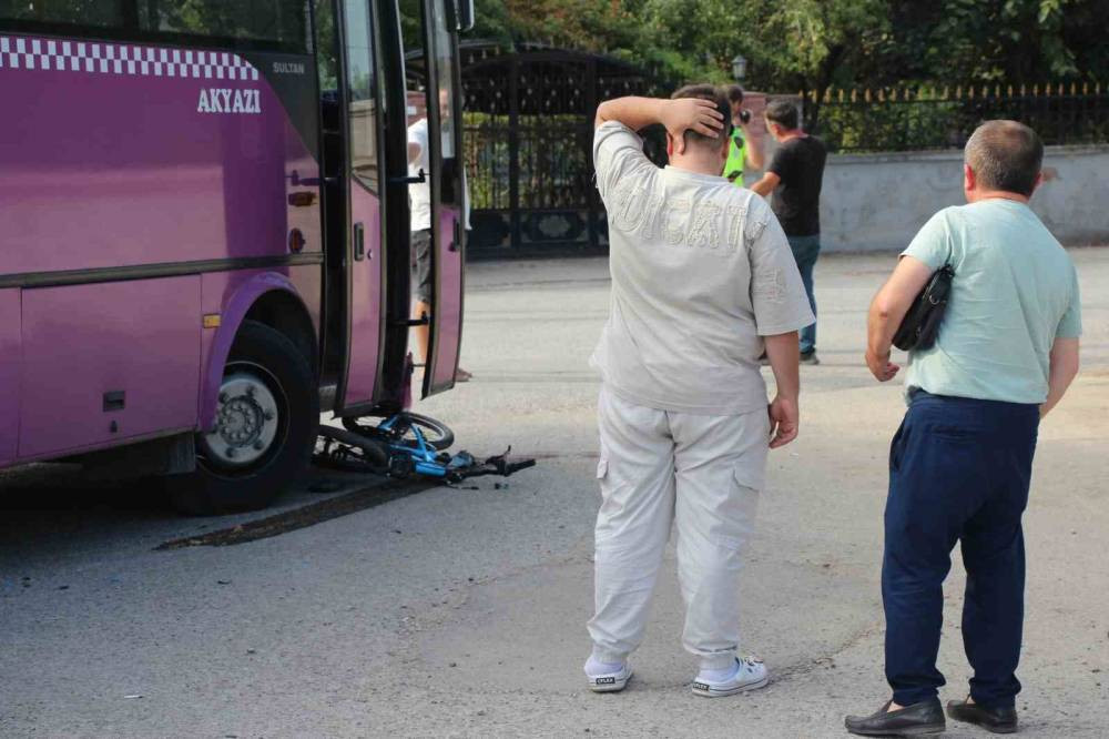 Akyazı’da yürek burkan kaza! Çocuk otobüsün altında kaldı