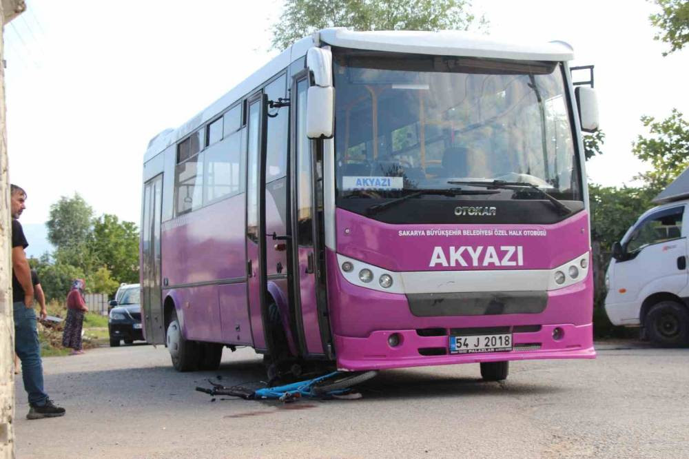 Akyazı’da yürek burkan kaza! Çocuk otobüsün altında kaldı