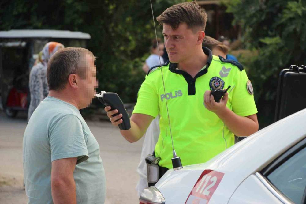 Akyazı’da yürek burkan kaza! Çocuk otobüsün altında kaldı