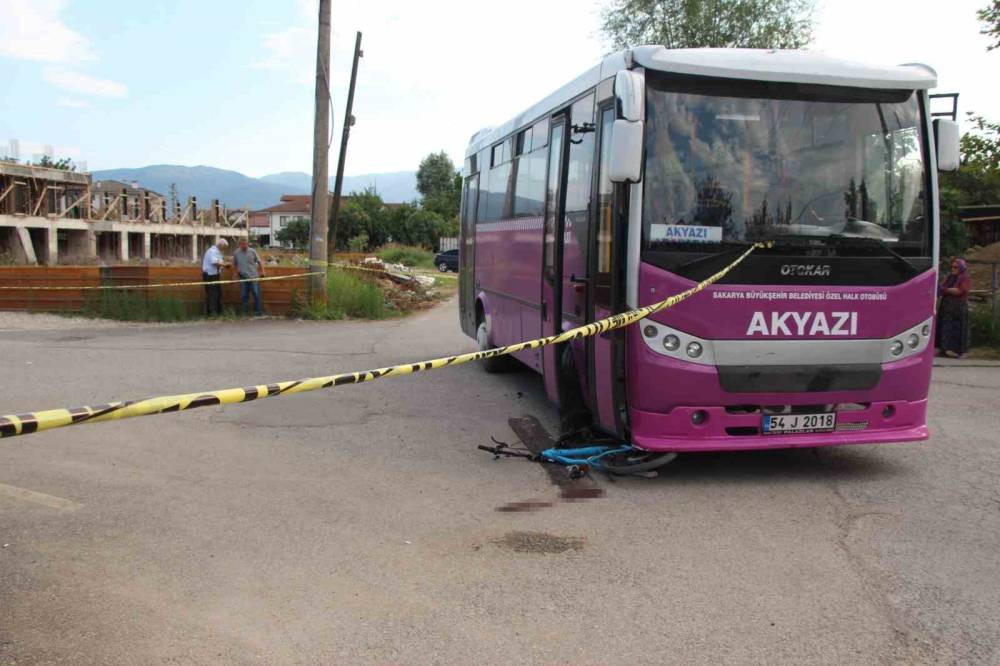 Akyazı’da yürek burkan kaza! Çocuk otobüsün altında kaldı