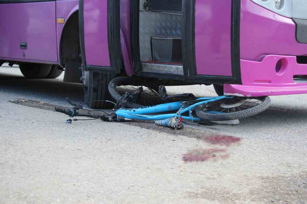 Akyazı’da yürek burkan kaza! Çocuk otobüsün altında kaldı