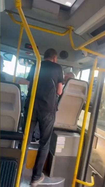 “Ayağıma bastın” kavgası! Minibüste yumruklar havada uçuştu