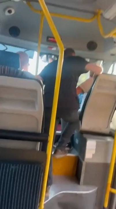 “Ayağıma bastın” kavgası! Minibüste yumruklar havada uçuştu