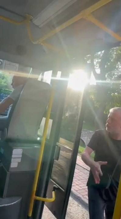 “Ayağıma bastın” kavgası! Minibüste yumruklar havada uçuştu