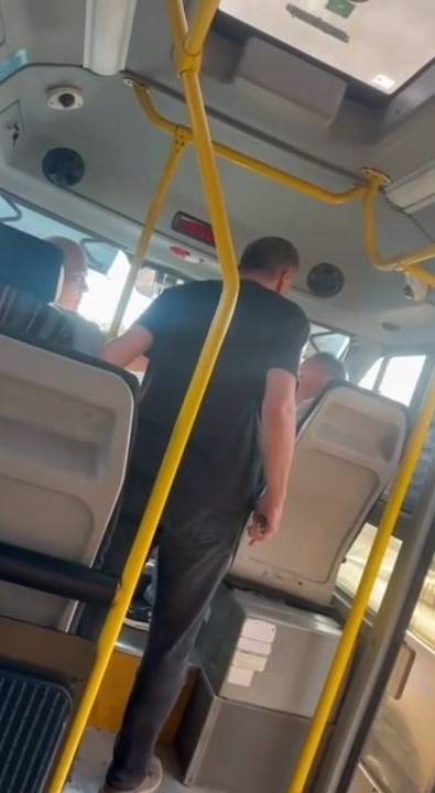 “Ayağıma bastın” kavgası! Minibüste yumruklar havada uçuştu