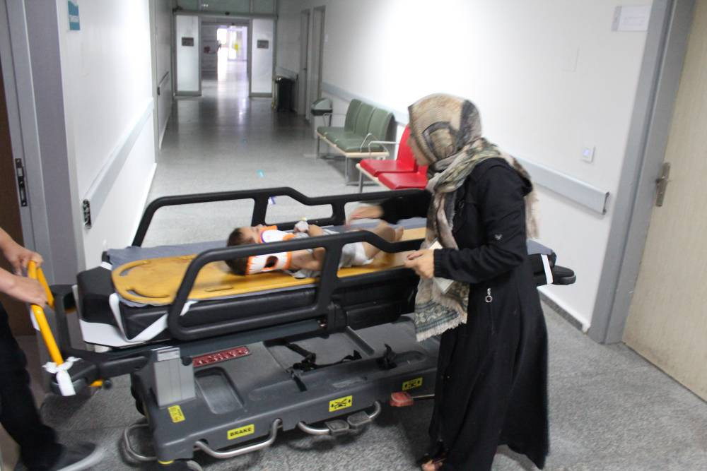 Balkon korkuluklarında düştü! 2 yaşındaki ölümden döndü