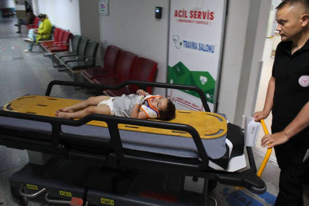 Balkon korkuluklarında düştü! 2 yaşındaki ölümden döndü