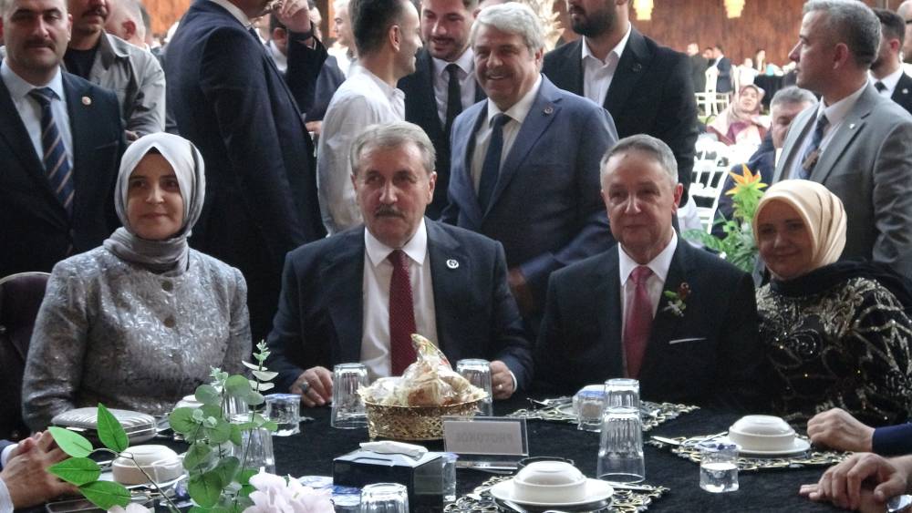 BBP Genel Başkanı Destici düğünde türkü söyledi