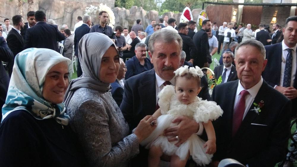 BBP Genel Başkanı Destici düğünde türkü söyledi