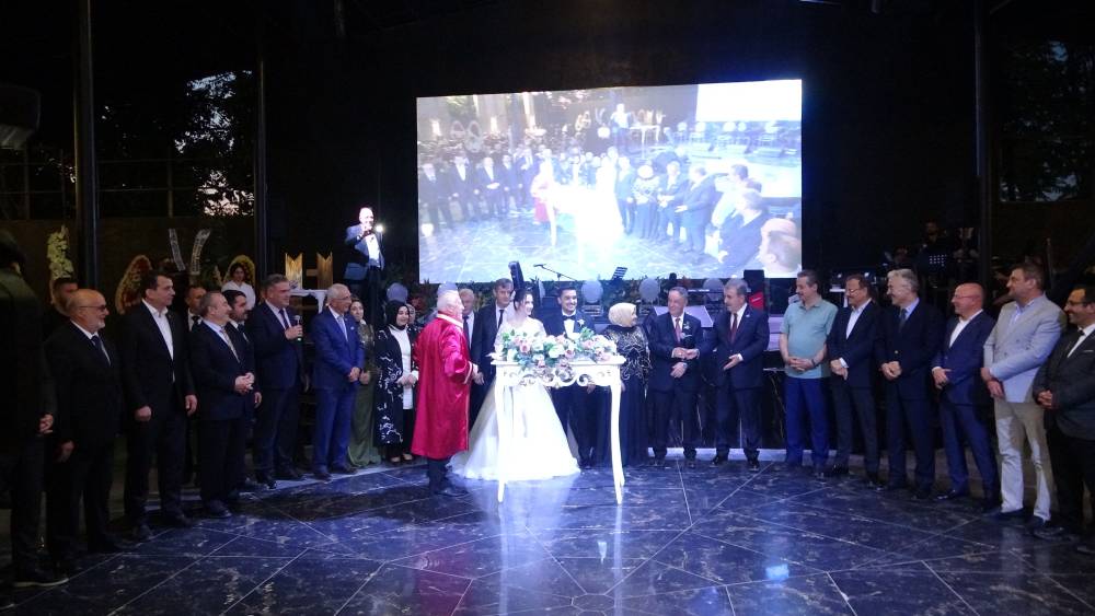 BBP Genel Başkanı Destici düğünde türkü söyledi