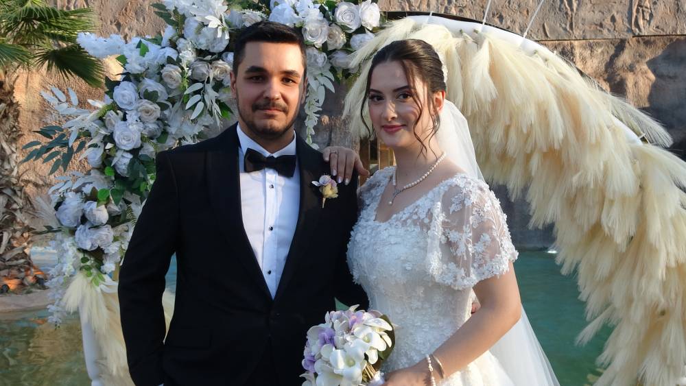 BBP Genel Başkanı Destici düğünde türkü söyledi