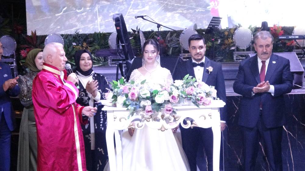 BBP Genel Başkanı Destici düğünde türkü söyledi