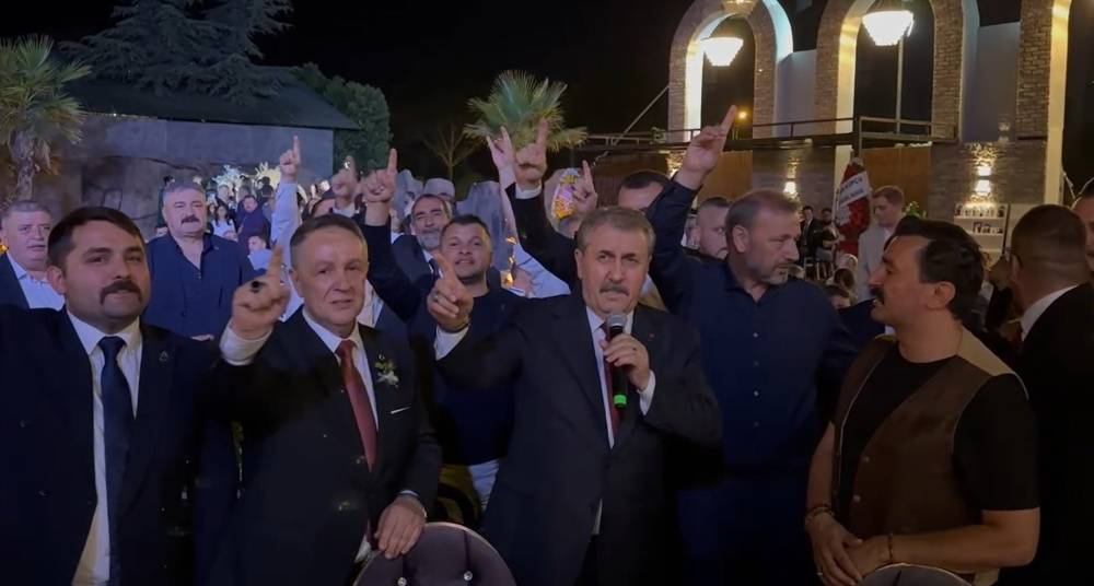 BBP Genel Başkanı Destici düğünde türkü söyledi