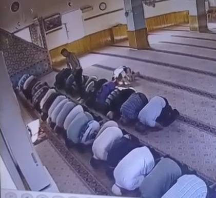 Camide kan donduran cinayet! Komşusunu namazda bıçakladı