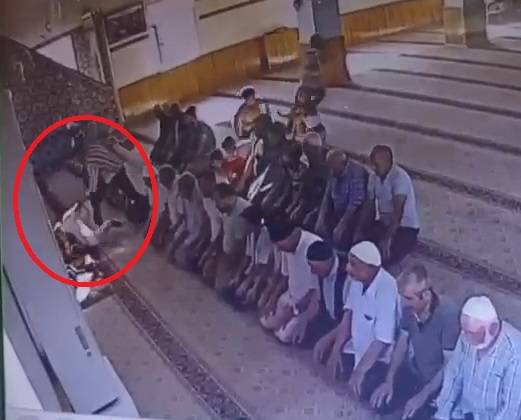 Camide kan donduran cinayet! Komşusunu namazda bıçakladı
