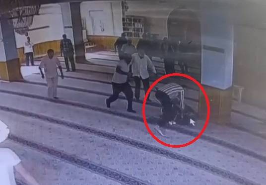 Camide kan donduran cinayet! Komşusunu namazda bıçakladı