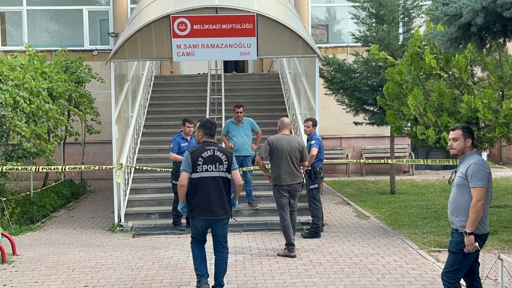 Camide kan donduran cinayet! Komşusunu namazda bıçakladı