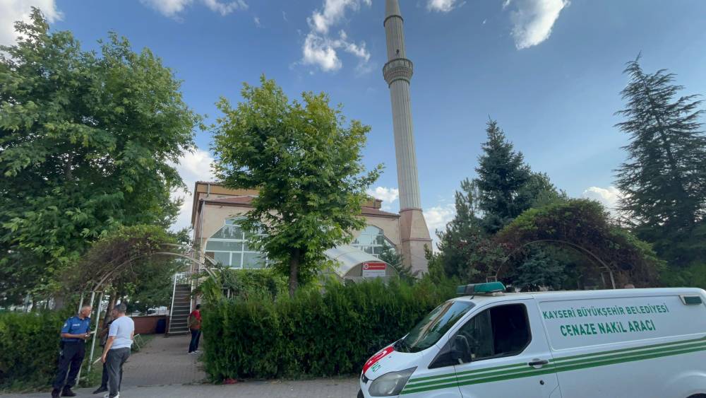 Camide kan donduran cinayet! Komşusunu namazda bıçakladı