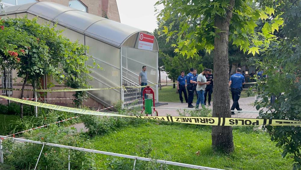 Camide kan donduran cinayet! Komşusunu namazda bıçakladı