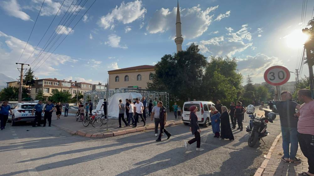 Camide kan donduran cinayet! Komşusunu namazda bıçakladı