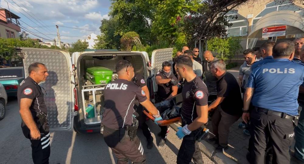Camide kan donduran cinayet! Komşusunu namazda bıçakladı