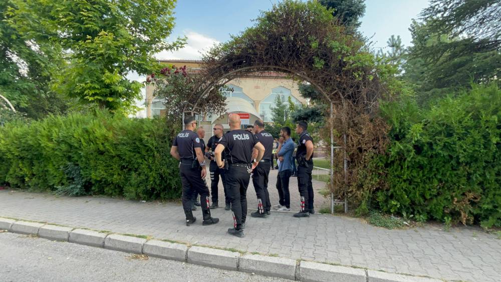 Camide kan donduran cinayet! Komşusunu namazda bıçakladı