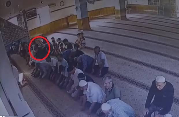 Camide kan donduran cinayet! Komşusunu namazda bıçakladı
