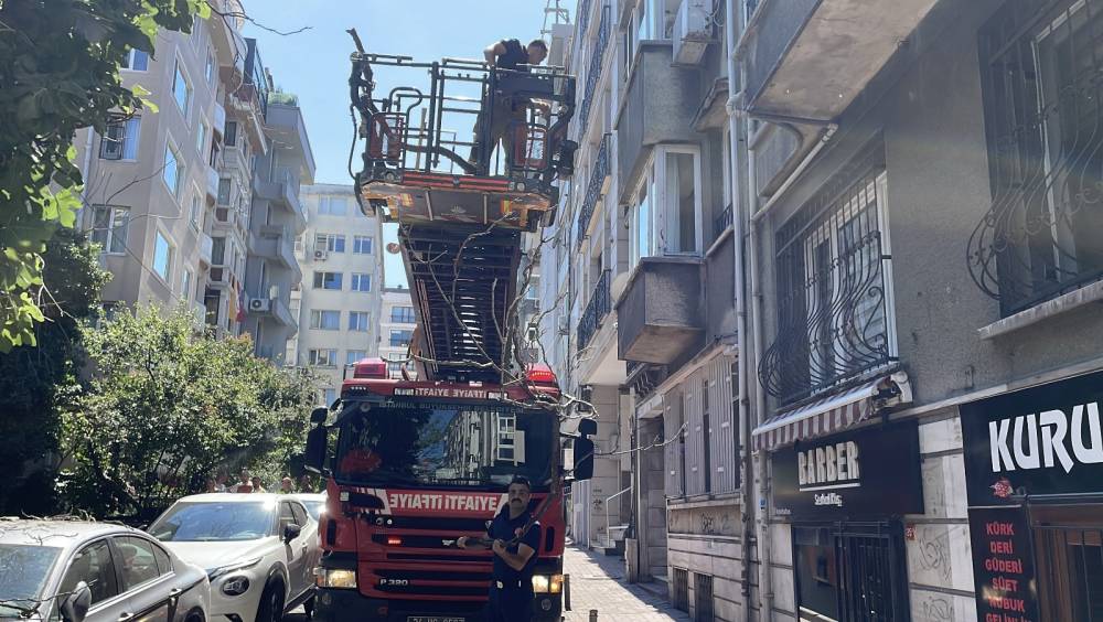 Çürük ağaç dalı otomobile düştü! Yaya son anda kurtuldu